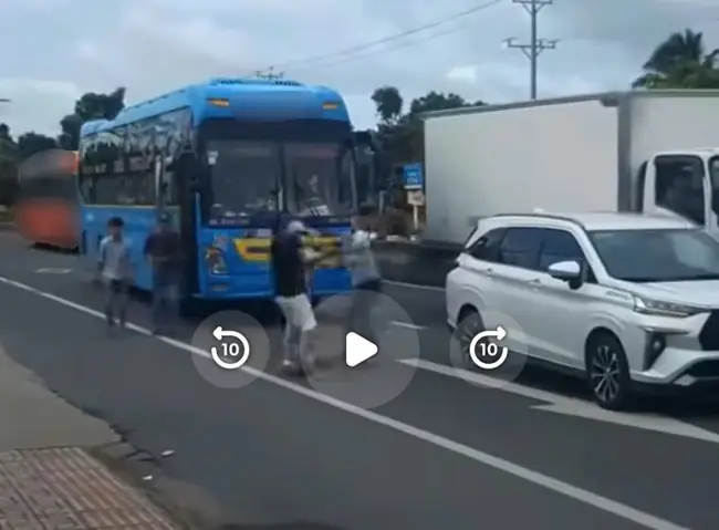 Người Trên Xe Khách Và Ô Tô Dừng Phương Tiện Giữa Quốc Lộ 1 Ở Cà Mau "nói Chuyện" - Ảnh 1.