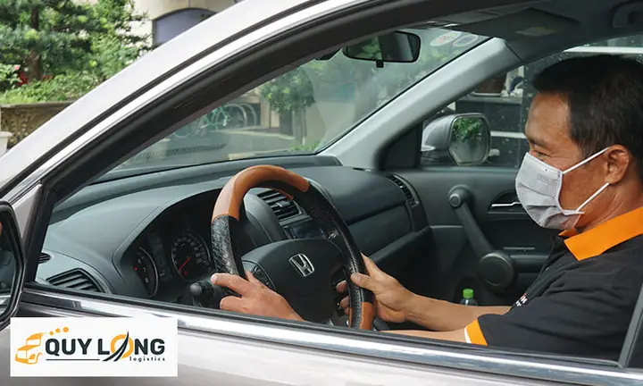 B. Nhân Viên Giao Nhận Đến Lấy Xe Ô Tô Tận Nơi