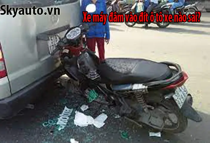 Xe Máy Đụng Xe Ô Tô Đang Đậu