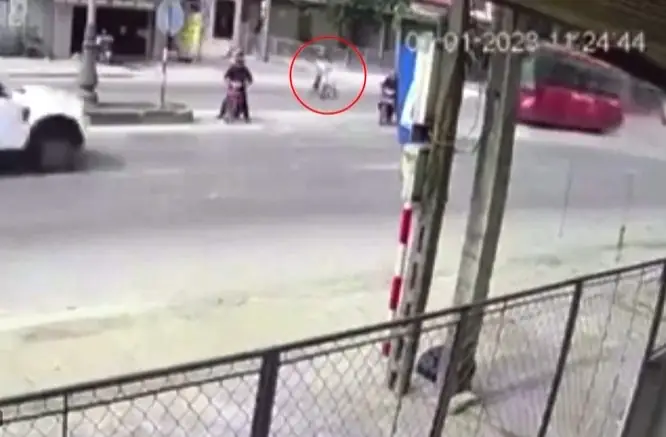 Bài Học An Toàn: Phân Tích Tai Nạn Xe Máy Sang Đường Ẩu