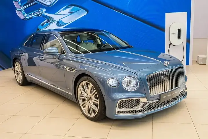 Cận Cảnh Xe Siêu Sang Bentley Giá 17 Tỷ, Hao Xăng Chỉ Bằng Kia Morning