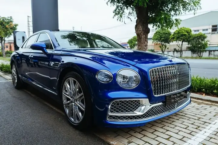 Cận Cảnh Xe Siêu Sang Bentley Giá 17 Tỷ, Hao Xăng Chỉ Bằng Kia Morning