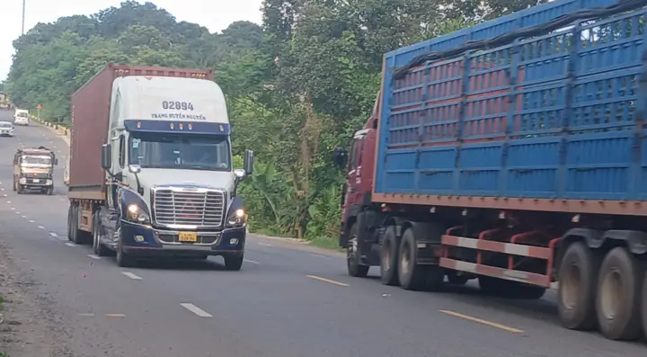 Lưu Lượng Phương Tiện Lớn Tạo Áp Lực Lên Quốc Lộ 9 - Ảnh: P.x.d