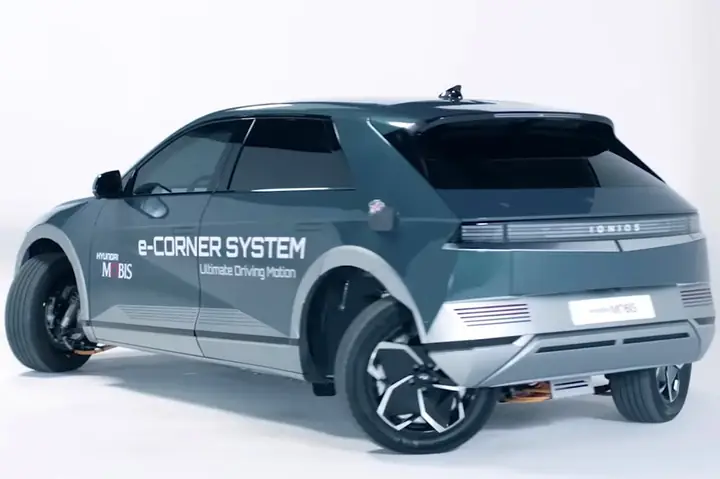 Giải Ph&aacute;p M&agrave; E-corner Mang Lại Sẽ Gi&uacute;p Tiết Kiệm Nhiều Kh&ocirc;ng Gian Cho C&aacute;c Thao T&aacute;c L&aacute;i Như Gh&eacute;p Xe, Quay Đầu.