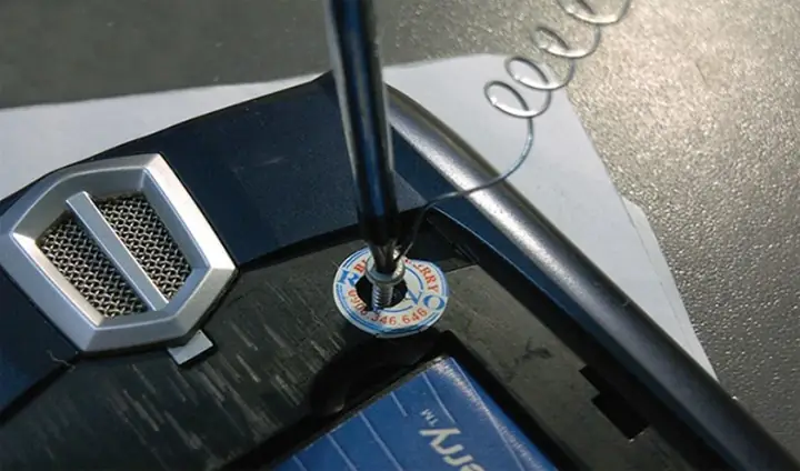 Trường Hợp 2: Ốc Vít Bị Toét Đầu Nằm Sâu Dưới Bề Mặt