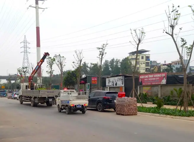 Lực Lượng Chức Năng Phải Huy Động Máy Cẩu, Cẩu Những Phiến Gạch Ra Để Chủ Xe Di Chuyển Khỏi Vị Trí Đỗ Trên Đường.