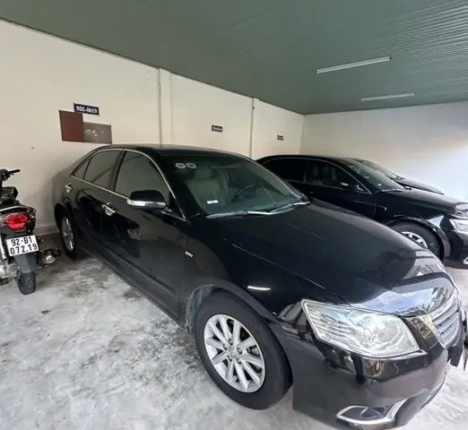 Xe Ô Tô Toyota Camry 2.4g; Biển Số Đăng Ký 92a-001.77. - Xe Ô Tô 05 Chỗ Ngồi; Màu Sơn: Đen. - Số Máy 2aze167657 Số Khung Rl4be42k6a6006658. - Loại Nhiên Liệu: Xăng. Năm Sản Xuất: 2010; Năm Đưa Vào Sử Dụng: 2011 Lần 4