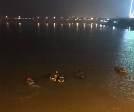 Ô Tô Lao Từ Cầu Chương Dương Xuống Sông: Tìm Thấy Xe Mercedes Và 2 Nạn Nhân Bên Trong - Ảnh 10.
