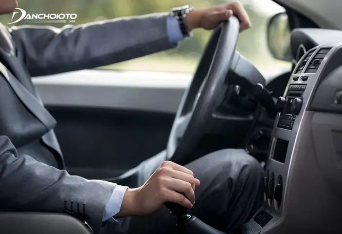 Không Đặt Tay Trên Cần Số Thường Xuyên