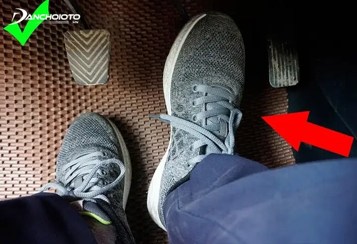 Đặt Chân Lên Bàn Đạp Côn/phanh/ga Đúng Cách