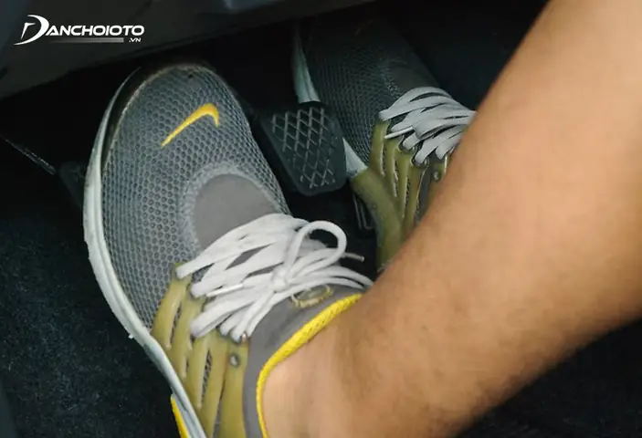 Không Để Chân Chờ Trên Bàn Đạp Côn