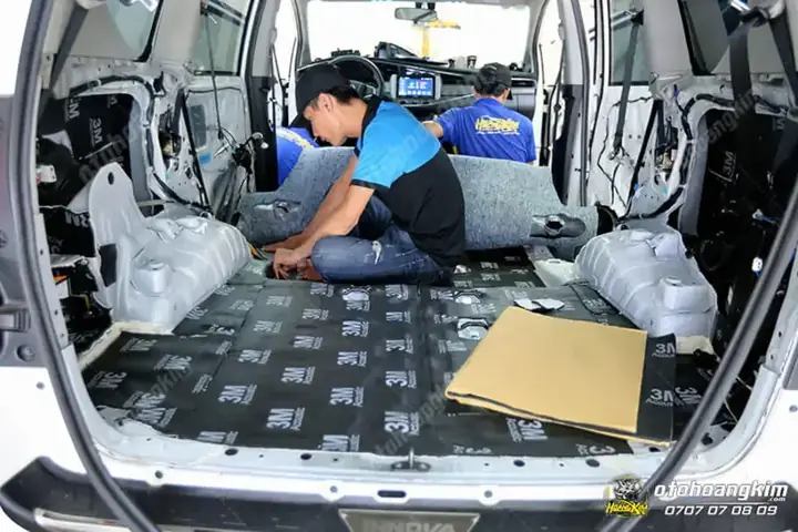 Dán Cách Âm Chống Ồn Cho Trần, Sàn Và Cánh Cửa Ô Tô