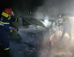 Cháy Xe Ô Tô Trong Đêm Trên Cao Tốc Nội Bài - Lào Cai