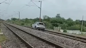 Nữ Tài Xế Lái Xe Ô Tô Chạy Trên Đường Ray Tàu Hỏa Và Cái Kết- Ảnh 1.