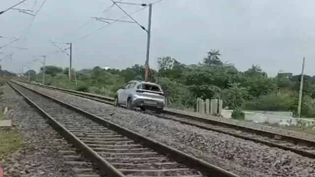 Nữ Tài Xế Lái Xe Ô Tô Chạy Trên Đường Ray Tàu Hỏa Và Cái Kết- Ảnh 1.