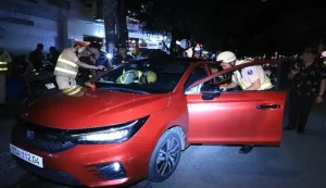 Ô Tô Chở 8 Người Vượt Chốt Csgt, Trên Xe Có Ma Túy- Ảnh 1.