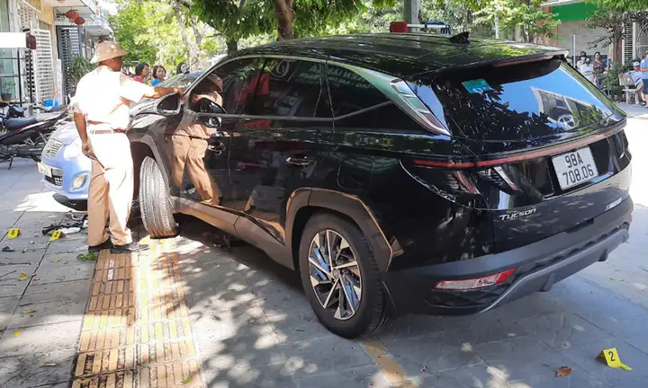 Xe Ô Tô Chở Câu Gỗ Bach Đàn