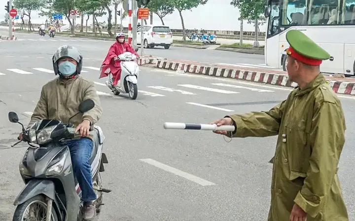 Đi Xe Máy Chở Hàng Cồng Kềnh Gây Tai Nạn, Có Thể Bị Phạt Đến 14 Triệu Đồng