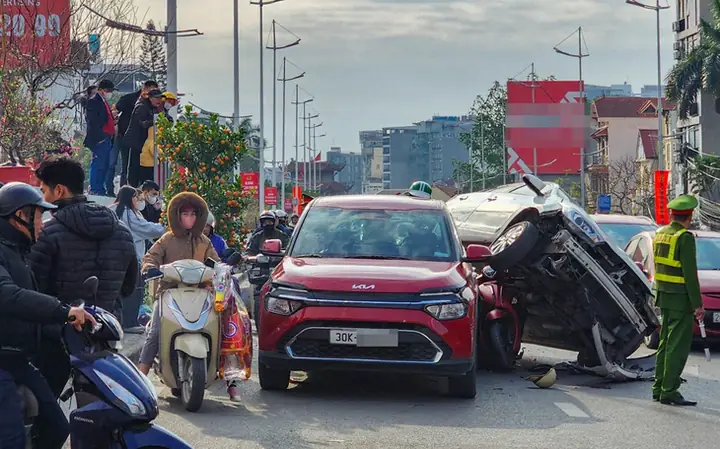 Đi Xe Khách, Ô Tô Con, Xe Máy Ngày Tết, Chở Quá Số Người Quy Định Sẽ Bị Phạt Nặng - Ảnh 2.