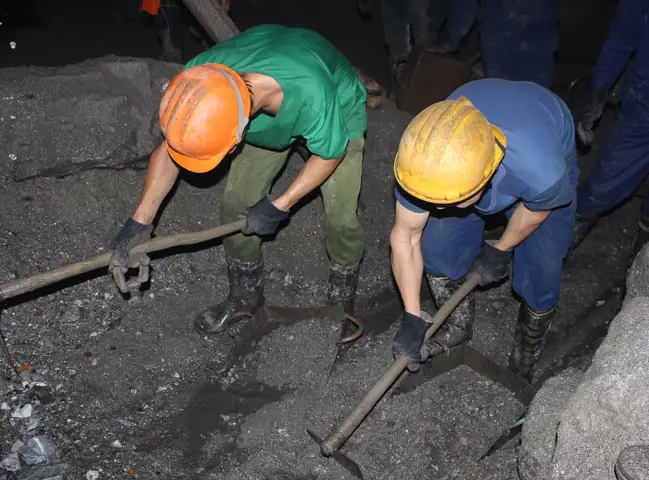 Những Chú "kiến Thợ" Trong Hầm Lò