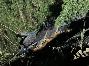 Xe Đầu Kéo Chở Than Lao Xuống Vực Sâu 100m, Tài Xế Bị Thương Nặng - Ảnh 2.