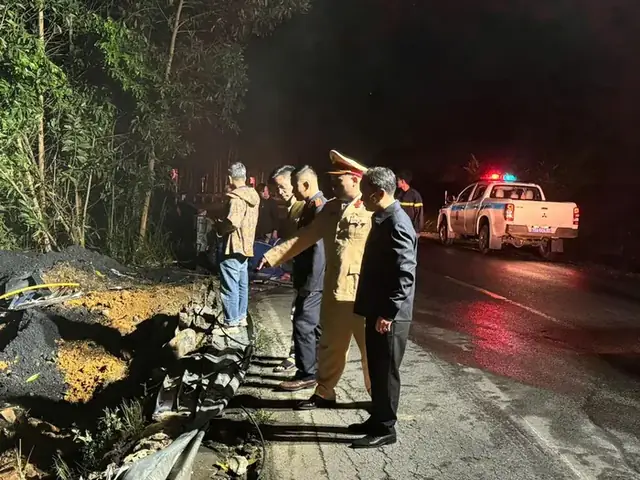 Xe Đầu Kéo Chở Than Lao Xuống Vực Sâu 100m, Tài Xế Bị Thương Nặng - Ảnh 1.