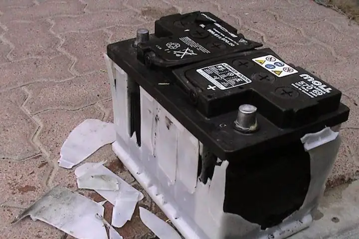 Nguyên Nhân Dẫn Đến Tình Trạng Cọc Ắc Quy Bị Cháy