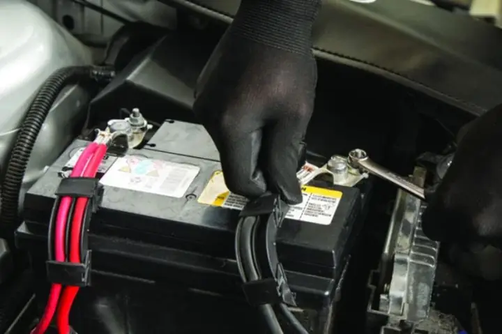 Cách Kiểm Tra Hiện Trạng Cọc Ắc Quy Bị Cháy Chính Xác