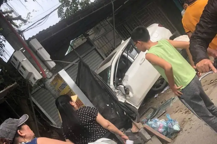 Ô Tô Bất Ngờ Mất Lái Lao Lên Vỉa Hè Và Tông Nhiều Chiếc Xe Máy.