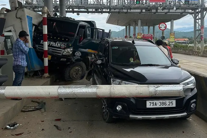 Vì Sao Xe Ô Tô Đâm Vào Trạm Thu Phí Và Cách Phòng Tránh?