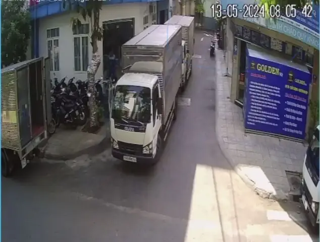 Xe Tải Đậu Che Khuất Tầm Nhìn, Chiếm Nửa Hẻm Xe Tải Đậu Che Khuất Tầm Nhìn, Chiếm Nửa Hẻm