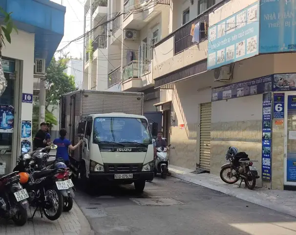 Xe Tải Đậu Che Khuất Tầm Nhìn, Chiếm Nửa Hẻm