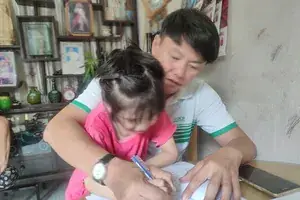 Anh Đđp Mong Mỏi Con Anh Sớm Được Cấp Giấy Khai Sinh Để Kịp Vào Học Lớp 1 Trong Năm Học Tới. Ảnh: Nguyễn Hiền