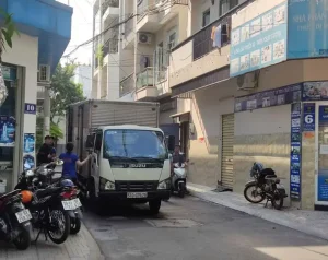 Xe Tải Đậu Che Khuất Tầm Nhìn, Chiếm Nửa Hẻm