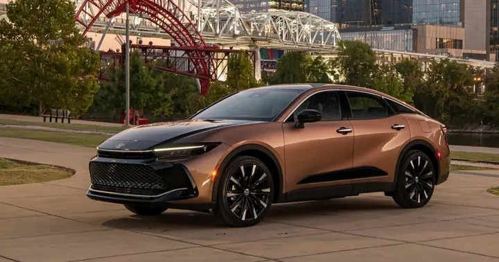 Toyota Crown 2025 – Sedan Lai Suv Độc Đáo