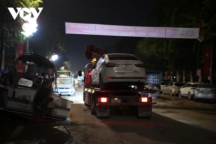 Xe Cuu Ho Xuyen Dem Tat Bat Chuyen O To Ngap Nuoc O Thai Nguyen Di Sua Chua Hinh Anh 1