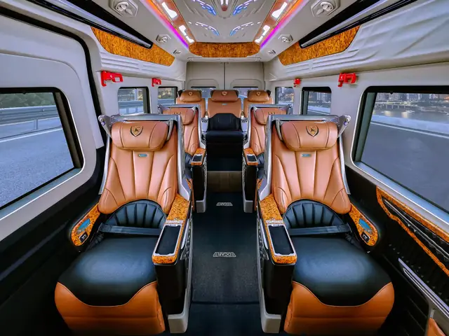 Giá Xe Ford Transit Limousine: