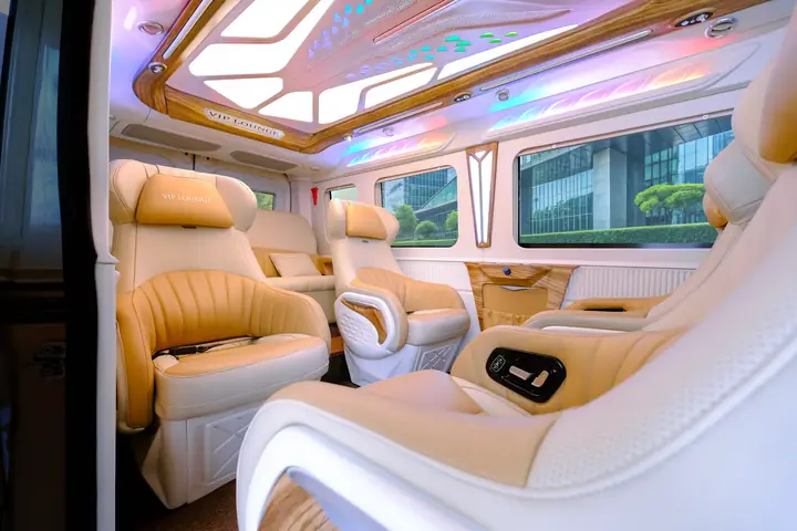 Giá Xe Ford Transit Limousine: