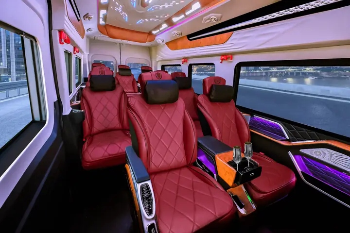 Giá Xe Ford Transit Limousine: