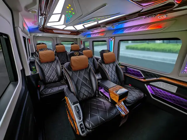 Giá Xe Ford Transit Limousine: