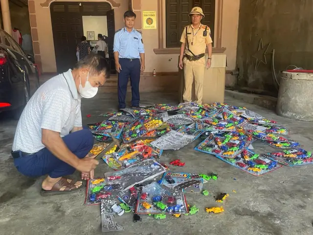 Đội Qltt Số 9: Tịch Thu, Tiêu Hủy 100 Vỉ Ô Tô Đồ Chơi Không Rõ Nguồn Gốc Xuất Xứ