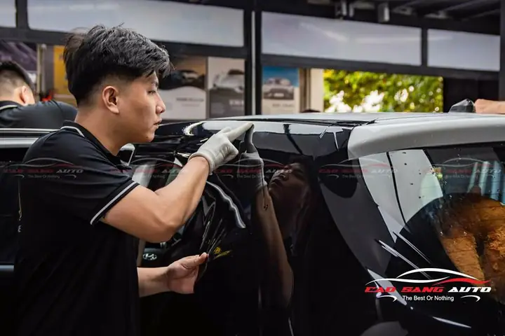 Những Chiếc Xe Hơi Không Chỉ Là Phương Tiện Di Chuyển Hàng Ngày Mà Còn Là Biểu Tượng Của Cá Nhân Và Phong Cách. Với Sự Ra Đời Của Mẫudán Nóc Đen Hyundai I10mới Nhất, Chủ Nhân Xe Có Thêm Lựa Chọn Tinh Tế Để Tôn Lên Vẻ Đẹp Và Cá Nhân Hóa Chiếc Xe Của Mình. Mẫu Dán Nóc Đen Này Không Chỉ Mang Đến Một Diện Mạo Mới Mẻ Cho Xe, Mà Còn Sở Hữu Chất Liệu Decal Cao Cấp Bóng Như Sơn, Tạo Nên Sự Sang Trọng Và Nổi Bật Trên Đường Phố.