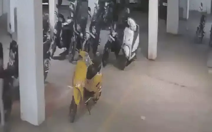 Tông Vào Đuôi Ô Tô, Cậu Học Trò Đà Nẵng Để Lại 200.000 Đồng ‘chịu Trách Nhiệm’ Gây Xúc Động - Ảnh 3.