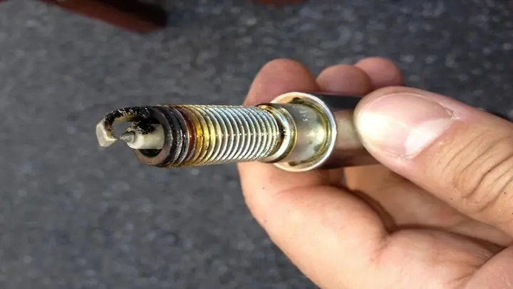 🔥 2. Bugi Yếu – Đánh Lửa Không Đủ Mạnh Khi Máy Nguội 🔥 2. Bugi Yếu – Đánh Lửa Không Đủ Mạnh Khi Máy Nguội