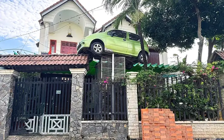 Ô Tô Đầu Tiên Trên Thế Giới Có Thể Chạy Trên Trần Nhà: Xe Điện Không Lo 'văng Đuôi' Khi Cua Gấp - Ảnh 5.