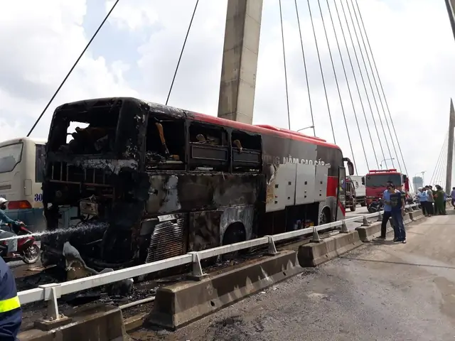 Xe Khách Giường Nằm Nổ Lách Tách Rồi Phát Hỏa Cháy Rụi Trên Cầu - Ảnh 2.