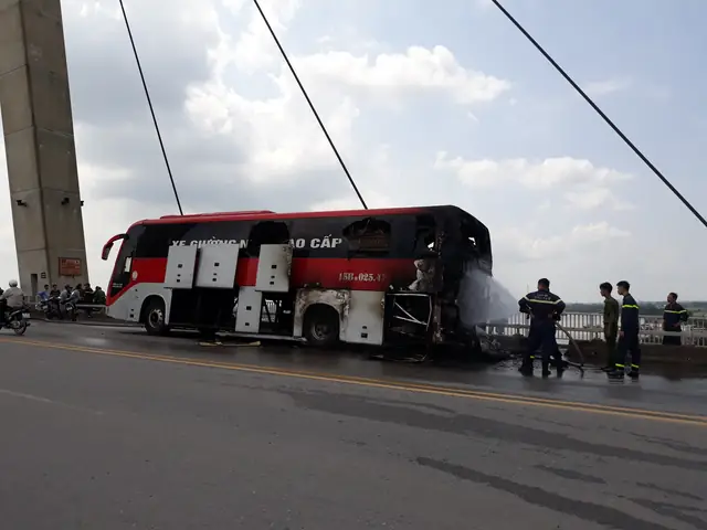 Xe Khách Giường Nằm Nổ Lách Tách Rồi Phát Hỏa Cháy Rụi Trên Cầu - Ảnh 1.