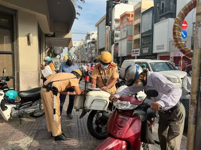 Mức Phạt Lỗi Đỗ Xe Trên Vỉa Hè Với Xe Máy, Ô Tô Mới Nhất 2025