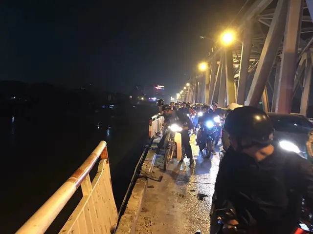 Ô Tô Lao Từ Cầu Chương Dương Xuống Sông: Tìm Thấy Xe Mercedes Và 2 Nạn Nhân Bên Trong - Ảnh 2.