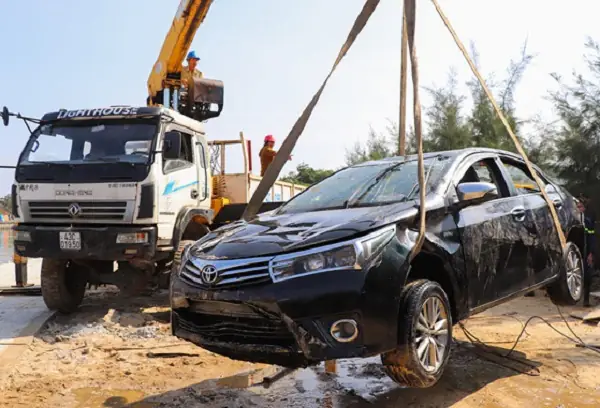Vho-liên Quan Đến Vụ Ôtô Rơi Xuống Sông Hoài Ở Tp. Hội An (tỉnh Quảng Nam), Lực Lượng Chức Năng Đã Tìm Thấy Thi Thể Của 3 Nạn Nhân Và Trục Vớt Chiếc Ôtô Lên Bờ. Hiện Cơ Quan Chức Năng Đang Tiếp Tục Điều Tra Làm Rõ Vụ Việc.